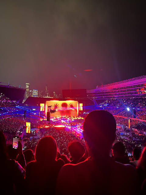 sacrificecore's tweet photo. The Weeknd vs Mars (there is no bruno). But yeah a runaway and a big screen are useless, at least there is bruno screaming like a bitch to make the show 😍 https://t.co/P2h191vAxN