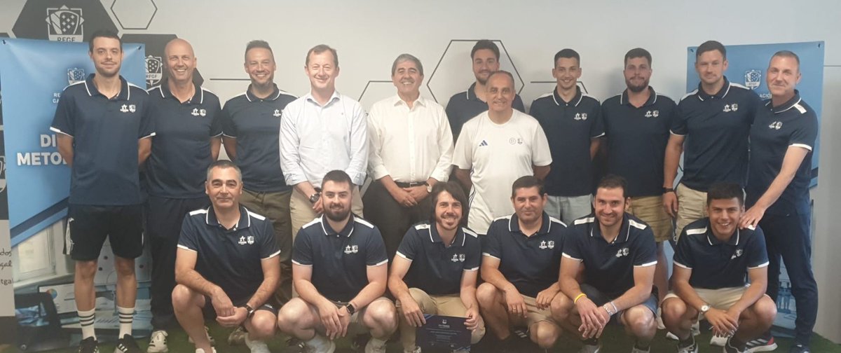 futgal's tweet photo. ✅ 𝑶𝒖𝒕𝒓𝒐 𝒄𝒖𝒓𝒔𝒐 𝑪𝑶𝑴𝑷𝑳𝑬𝑻𝑨𝑫𝑶!

Manuel Lores, membro da Comisión Xestora da RFGF, e Manolo García, presidente do Comité Galego de Adestradores e director da Escola, clausuraron o Curso de Director Metodolóxico

Parabéns aos alumnos que superaron a formación https://t.co/yLI7WoGAmZ