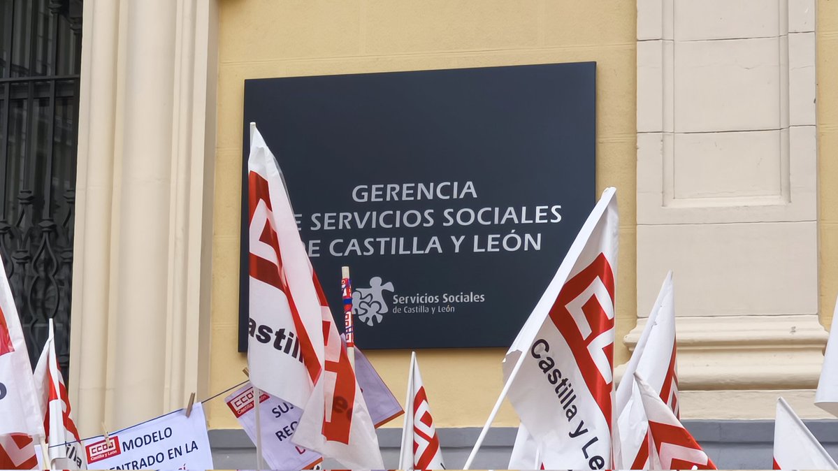 CCOOCyL's tweet photo. #EstáPasando

Nos concentramos a las puertas de la gerencia de servicios sociales de la Junta de CyL para exigir que mejore la calidad del sector de la dependencia y las condiciones de las personas trabajadoras https://t.co/e1WmePzzye