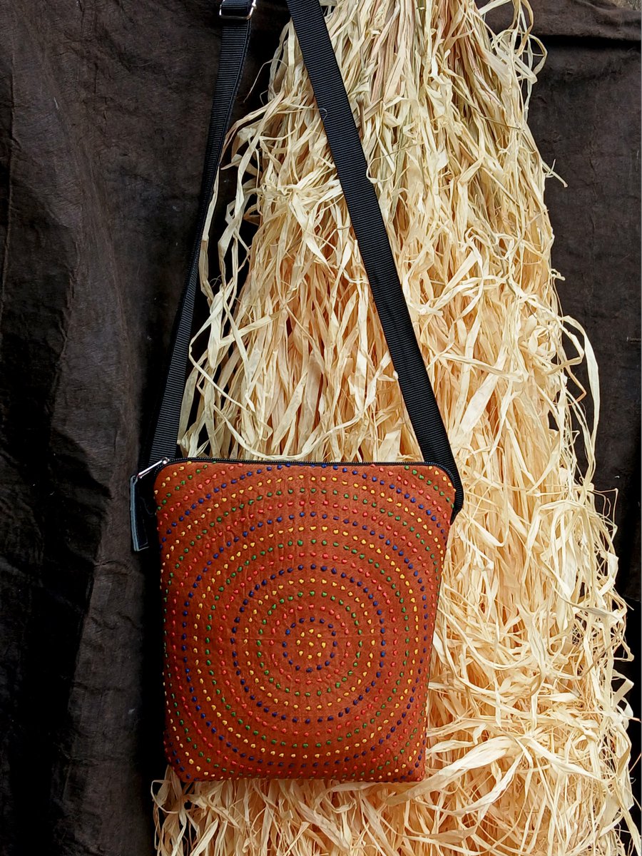 EasyAfric's tweet photo. Lusu Crossbag
Materials: Barkcloth, Raffia, Viscose

Style details: 1 zipper pocket, Handle(Adjustable). Unisex(Can be held by both men &amp; women)

Price: 44,000 ugx

#barkcloth #crossbags #handmadeinuganda https://t.co/9yN0wU54Lz