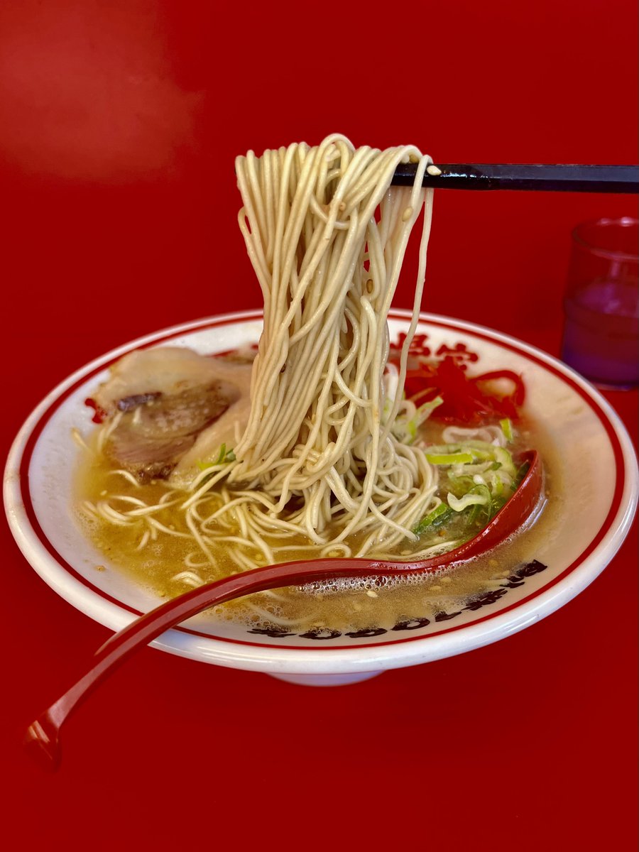 51kimo10's tweet photo. #一骨家宇佐店 ¥700円以下の大盛が無料で食べれる大分豚骨のラーメン¥693円は美味しいです🍜

#大盛 #無料 #豚骨 #大分豚骨 #ネギ #ゴマ #チャーシュー #紅生姜 
#ラーメン
#一骨家
#宇佐市 https://t.co/eu3IiCsctF
