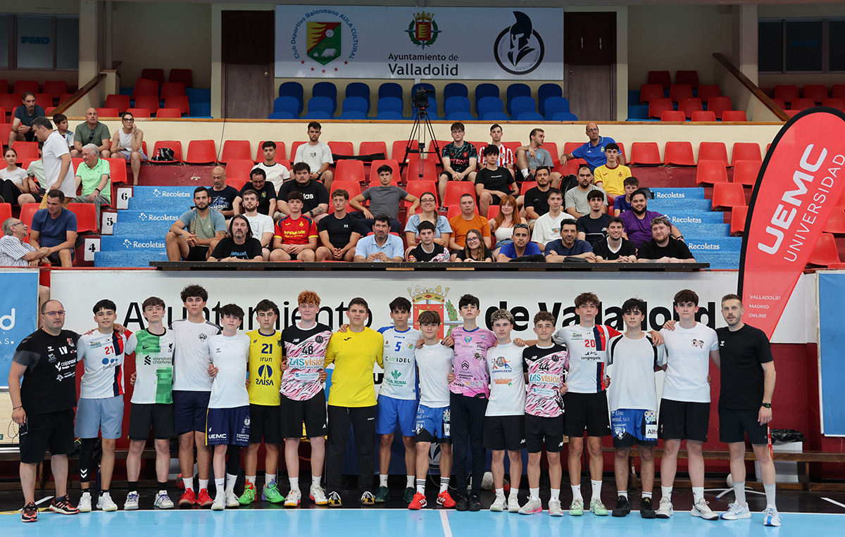 UEMC's tweet photo. |🤾🏻 Deporte | #Valladolid, punto de encuentro entre ciencia y #balonmano.
La #UEMC acogió la jornada ‘Ciencia en Juego. Balonmano: del conocimiento a la pista’, organizada junto al @AyuntamientoVLL y @DeportesVLL.
El encuentro reunió a investigadores y docentes como Sergio Maroto, Nacho González y Saúl Peñín, y culminó con un clinic en el Polideportivo Huerta del Rey, donde los entrenadores Dani Gordo y Raúl González compartieron su experiencia en el balonmano de élite.