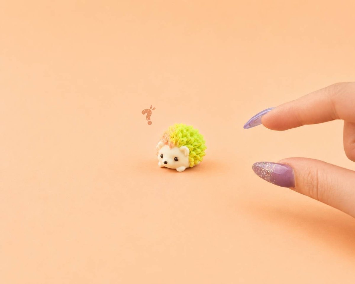fujikyouzai's tweet photo. 🌼🦔 練り切りハリネズミ「こはくちゃん」 🦔🌼

お花集めがだいすきな、
練り切りハリネズミの「こはくちゃん」。
「今日はどんなお花に出会えるかな？」

そんなことを考えながら、
今日ものんびりお花を探しにおでかけしています🌼

お花をイメージしたやさしい色合いの針や、
ころんとした小さな手足、
つぶらな瞳まで、
ひとつひとつ丁寧に手作業で制作・彩色しました。

手のひらに収まる約3.5cmの小さなサイズながら、
見ているだけで心がふんわり和む、
小さなお花畑のような存在です✨
──────────────
📱✨ AR体験付き ✨📱

付属のARコンテンツを読み込むと、
こはくちゃんがあなたのそばに登場！

お部屋やデスク、お気に入りの場所で、
こはくちゃんと一緒にお花探しの気分をお楽しみください🌼🦔
※ARコンテンツは期間限定サービスです。
※サービスは予告なく終了する場合がございます。
※ご購入時期によってはAR体験をご利用いただけない場合がございますのでご了承ください。
──────────────

【作品情報】

作品名：練り切りハリネズミ「こはくちゃん」
ブランド：SWEETSIMAL（スウィーシマル）
作家：みーち🧸（@miichi_atelier）

サイズ：約3.5cm
素材：レジン
──────────────

【こはくちゃんのひみつ】
お花集めが大好きなこはくちゃん。

お気に入りのお花を見つけると、
うれしくなってくるくる回っちゃうことも♪
でも近づきすぎると…
「あれ？」
と不思議そうに見つめてくるかもしれません🦔💭

──────────────

【SWEETSIMAL】

「Sweets」と「Animal」を組み合わせた、
スイーツと動物が出会う小さな世界。
"食べられそうで、食べられない。"
そんな遊び心あふれる作品を
ひとつひとつ丁寧に制作しています。

──────────────
🍰 BOOTH先行販売
本日夜より販売開始

🍰 minne
6月27日（土）20:00〜

🍰 店頭販売
6月27日（土）より開始

──────────────

#SWEETSIMAL
#スウィーシマル
#こはくちゃん
#練り切りハリネズミ
#みーち
#miichi
#ミニチュア
#ミニチュアフード
#和菓子
#練り切り
#ハリネズミ
#ハンドメイドフィギュア
#アートトイ
#デザイナーズトイ
#AR
#AR体験
#富士教材