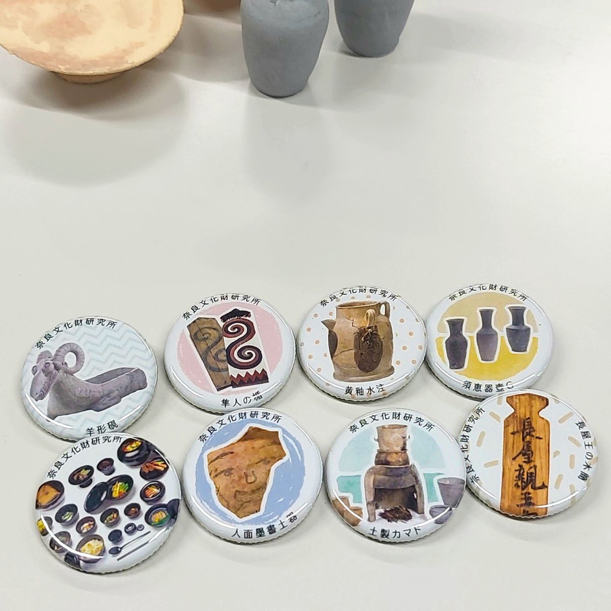 NABUNKEN_PR's tweet photo. ／
📣 #奈文研 応援ガチャがリニューアル‼️
　＼
新たに『展示品コレクション』が登場😍
#平城宮跡資料館 に展示されている、研究員推し✨の展示品が缶バッジに！
ここでしか手に入らない資料館限定バッジ、１回200円です☺️
〈〈〈精巧なミニチュア土器が当たるｶﾓ💭〉〉〉 https://t.co/kwCrUcN8QA