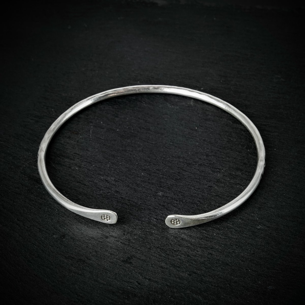 Orbit8_jp's tweet photo. Dot Ends Bangle を公開しました。

細身の線と、両端に入った小さなドット状の刻印。
約8.8gの軽い着け心地で、日常にも取り入れやすいカレンシルバーのバングルです。

https://t.co/0hk6LitstC https://t.co/g1inoXJTjg