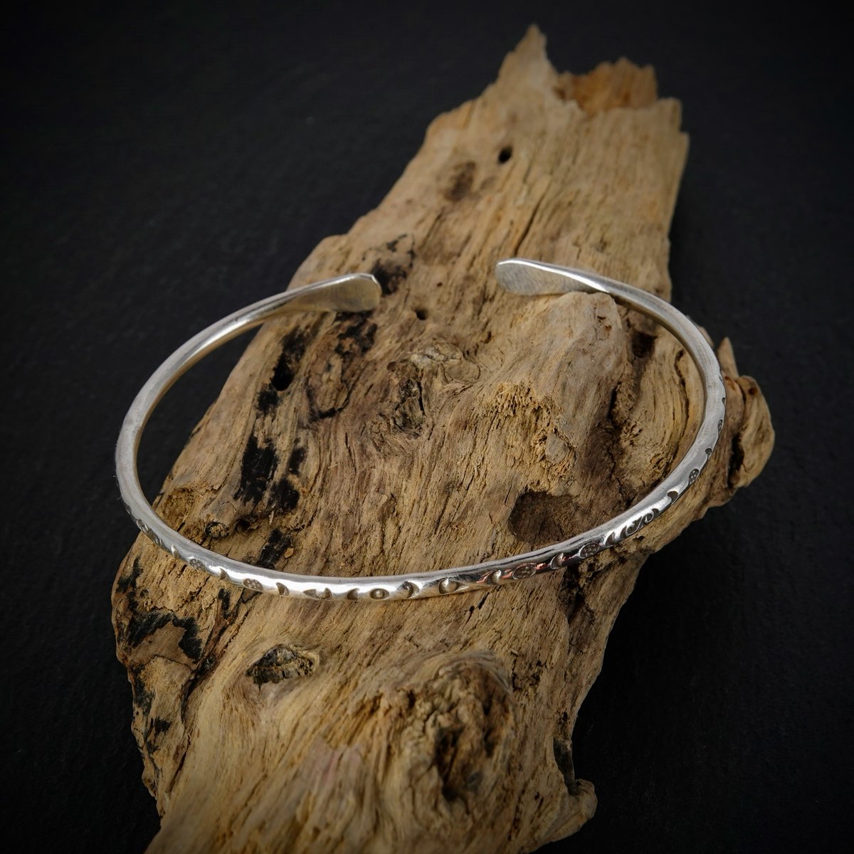 Orbit8_jp's tweet photo. Dot Ends Bangle を公開しました。

細身の線と、両端に入った小さなドット状の刻印。
約8.8gの軽い着け心地で、日常にも取り入れやすいカレンシルバーのバングルです。

https://t.co/0hk6LitstC https://t.co/g1inoXJTjg
