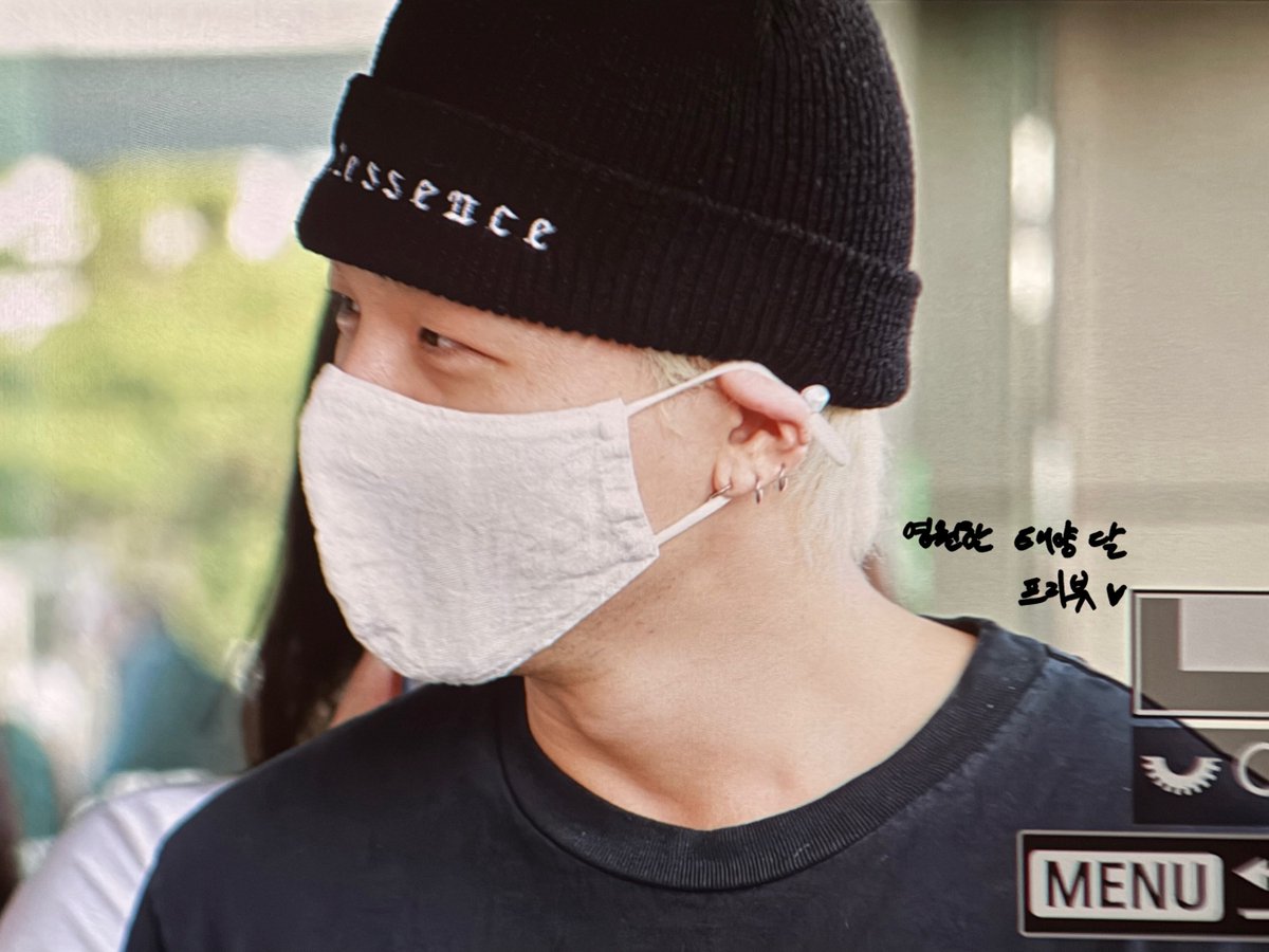 URTHESUN's tweet photo. 260622 태양 | 한국 입국🛬

일본 프로모션 마치고 한국 왔어요오✨

#태양 #TAEYANG #동영배 #Quintessence https://t.co/YLXgqFGqJl