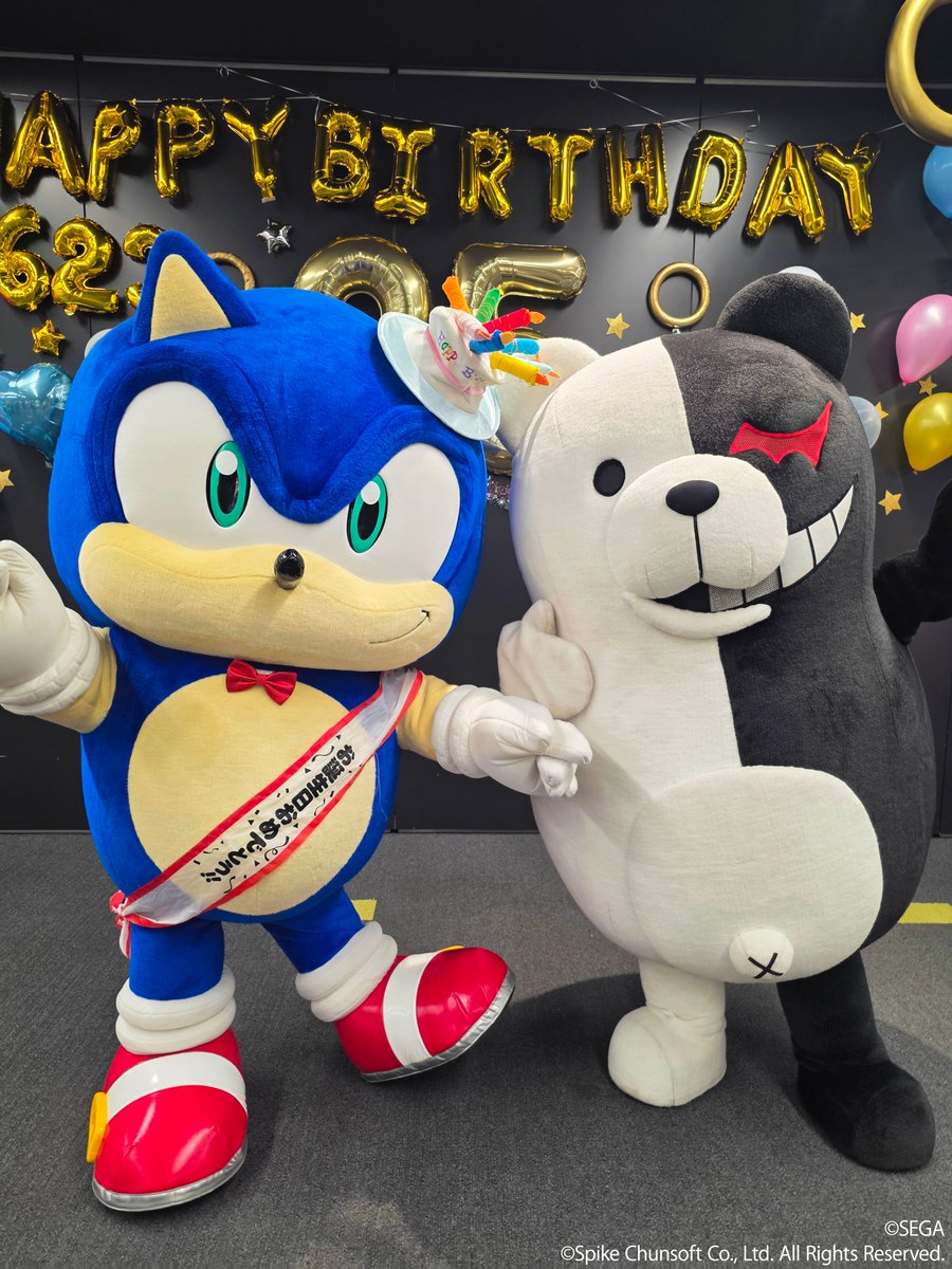 spikechunsoft's tweet photo. ／ 
ソニックハッピーバースデー‼🎉
＼

ソニックバースデーパーティーにモノクマ参上🐻
お誕生日おめでとう、ソニック🎂

#ソニック35周年 https://t.co/znfcaaUnI6