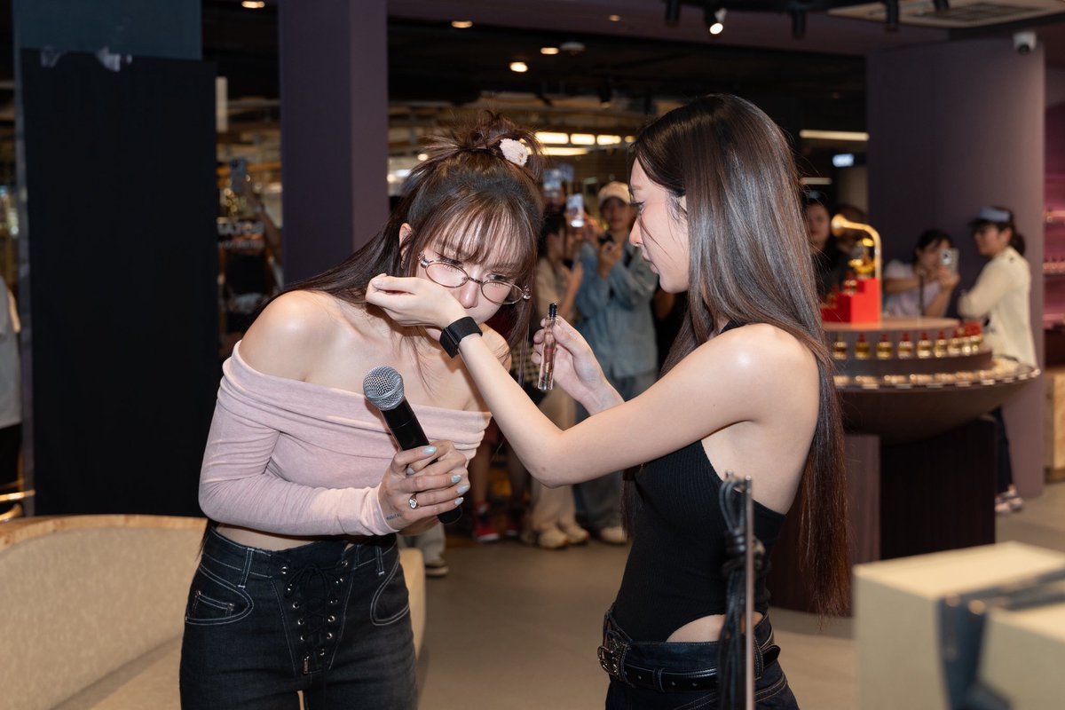 conversation_tl's tweet photo. SIAM CENTER SHOP HOP 💗🫧✨

ช็อปสนุกไปกับ 2 นักแสดงสาวสุดน่ารัก “เอนจอย &amp; จูน” ที่มาร่วมสร้างสีสันและพาทุกคน Shop Hop กันแบบใกล้ชิด พร้อมเผย Favorite Picks แชร์ไอเดียมิกซ์แอนด์แมตช์ลุคสุดชิค

#FriendofSiamCenter
#SiamCenter 
#CoversationThailand
#Enjoyyotdr
#Junenannirin https://t.co/iDGHscu9bg