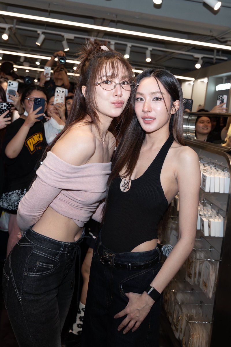conversation_tl's tweet photo. SIAM CENTER SHOP HOP 💗🫧✨

ช็อปสนุกไปกับ 2 นักแสดงสาวสุดน่ารัก “เอนจอย &amp; จูน” ที่มาร่วมสร้างสีสันและพาทุกคน Shop Hop กันแบบใกล้ชิด พร้อมเผย Favorite Picks แชร์ไอเดียมิกซ์แอนด์แมตช์ลุคสุดชิค

#FriendofSiamCenter
#SiamCenter 
#CoversationThailand
#Enjoyyotdr
#Junenannirin https://t.co/iDGHscu9bg