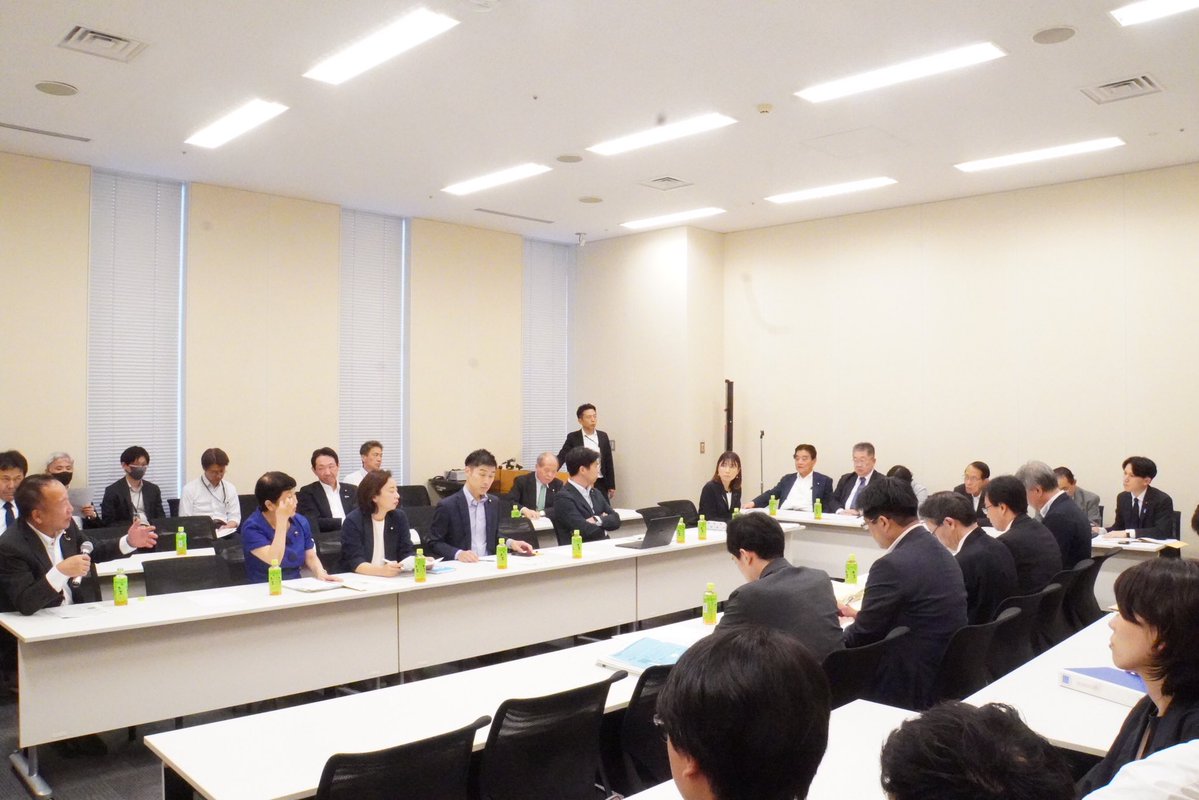 kirajimusyo's tweet photo. 超党派空襲議連（空襲被害者等の補償問題について立法措置による解決を考える議員連盟）総会に参加

80年過ぎてもなお解決されていない空襲被害者のみなさんの救済について、一刻も早い救済法の提出と成立を。昨年はあと一歩のところで実現できませんでしたが、今国会では必ず！引き続き力を合わせたい https://t.co/3fPkjBNKnj