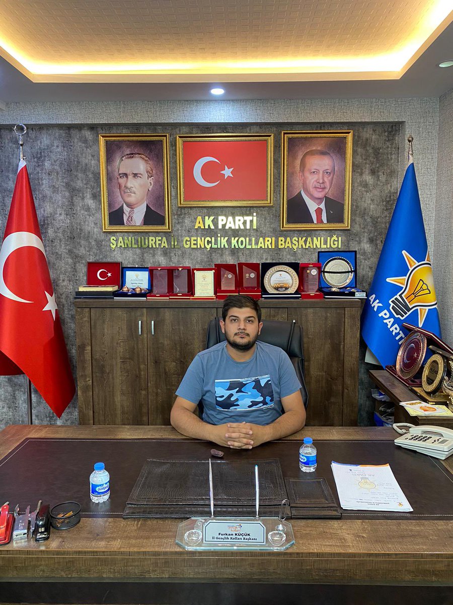 akgencliksurfa's tweet photo. ŞANLIURFA Gençliği İçin Her Daim Birlikte Özümüz’den Geleceğe Nöbetteyiz.

📌İl Başkanlığımız’da Bugün Nöbetçi İl Yönetim Kurulu Üyemiz Yunus Emre Korkmaz 

✏️Soru, görüş ve önerileriniz için sizleri İl Başkanlığımıza bekliyoruz… ☕️ 😎

#CAYBİZDENSOHBETSİZDEN #GüçlüTürkiye #GüçlüGençlik 

@avyusufibis @bybekirbozdag @osmannazlier @AFurkanZengin @milhamigunbegi @ferdisenel25 @furkankucukk_