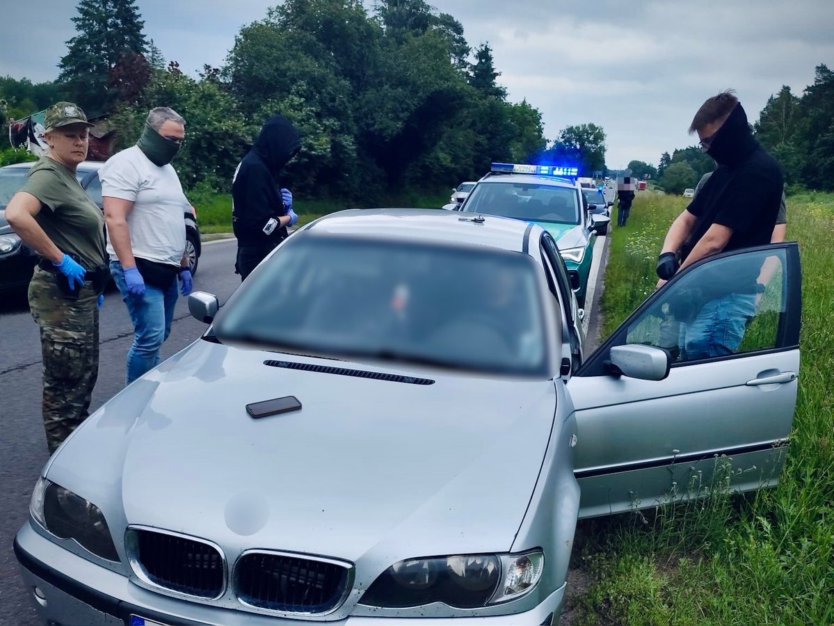 Morski_SG's tweet photo. 🚨Funkcjonariusze #MOSG zatrzymali pod Szczecinem 2 Ukraińców przewożących 8 migrantów (5 Afgańczyków i 3 Pakistańczyków), którzy nielegalnie przedostali się do Polski z Litwy i zmierzali do Niemiec. 

Wszyscy usłyszeli zarzuty. 8 z nich przekazano na Litwę w ramach readmisji. https://t.co/YN0DWqn7SS