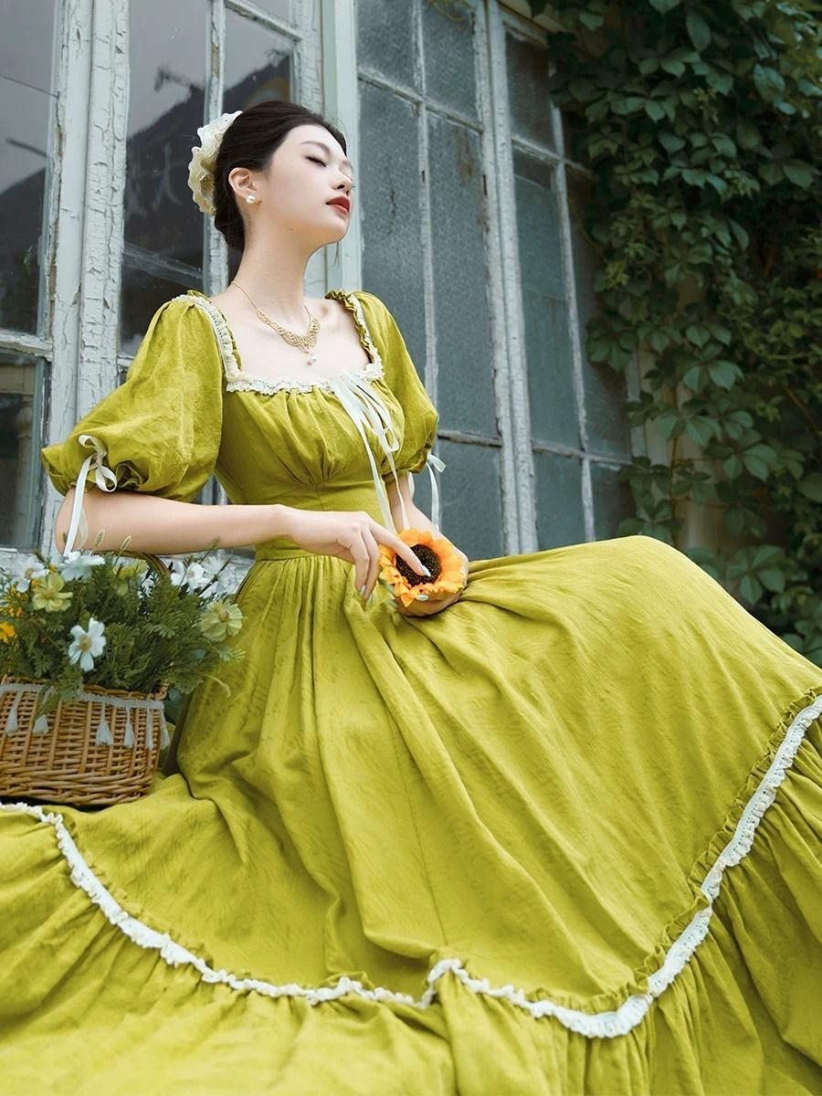 ManusxMachina's tweet photo. 若草の令嬢のコルセットワンピース 
https://t.co/oDTHbx2efk 
芽吹いたばかりのような、鮮やかなグリーンに目を奪われる。優雅さと気品を兼ね備えたワンピース。表面にはジャカード織りによる立体的なテクスチャーを施し、羽ばたく蝶のモチーフが浮かび上がるように仕立てられています。 https://t.co/XlA7RPMg7F