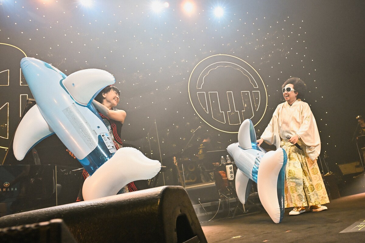 natalie_mu's tweet photo. 【ライブレポート】
レキシVSオシャレキシ12年ぶりのツアー閉幕！
劇団シキブも現れて有明は大騒ぎ（写真13枚）
https://t.co/frkjdar4f2 https://t.co/azPK0NGai8
