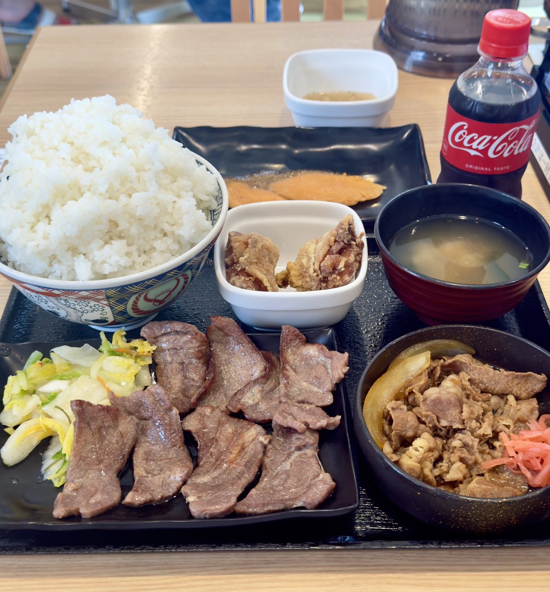 FIRE60028219's tweet photo. 38歳独身男性の夕食は

吉野家の牛タン定食です🥲🍚✨
（税込2,482円）

ご飯おかわり何回でも無料です😱 https://t.co/3Esu213eRZ
