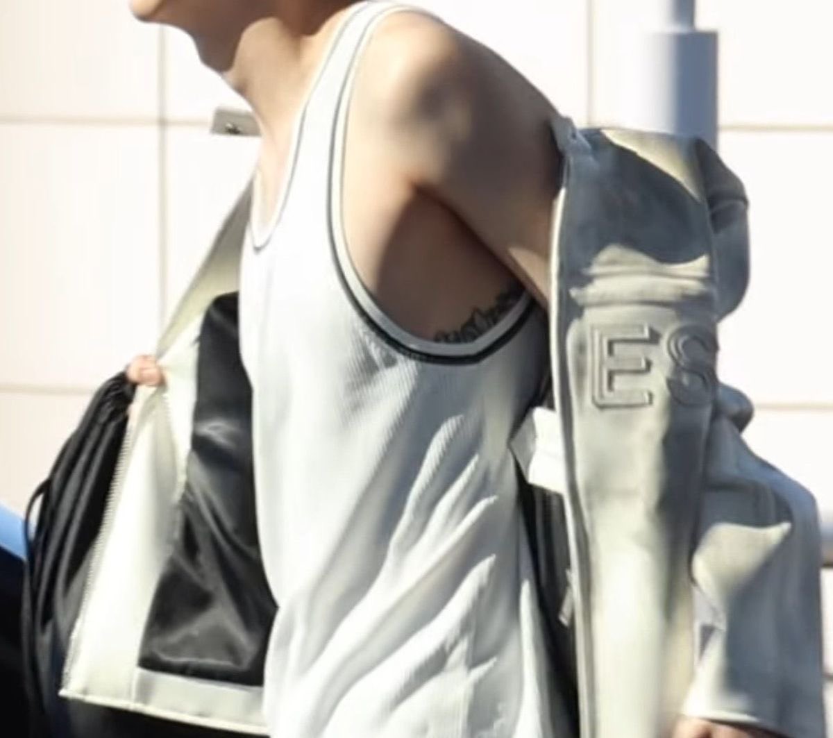 kiwiiseokk's tweet photo. the way his flower garden covers the entirety of his left ribcage and onto his back SSSHHHHHHUUUTTT UUUUPPPPDHRB https://t.co/CvnbLvRy7v