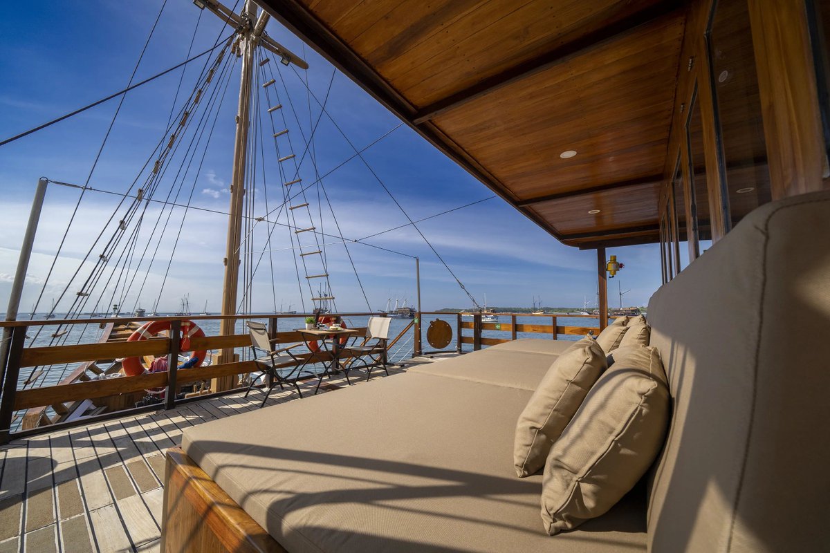 CoralboundOff's tweet photo. Aggressor Liveaboards is now on Coralbound — starting with the Komodo Aggressor.

29m pinisi, 16 guests. Dragons, whale sharks at Sumbawa, mantas, hammerheads at Banda Sea.

$600 off + 25% Explore the World Week.

🔗 https://t.co/Cus8FQYt1r

🔗 https://t.co/x4k13y24lr https://t.co/Dn4AXvrSk7