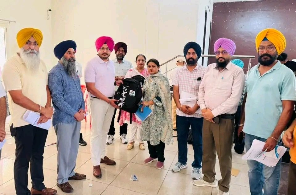 adpro_batala's tweet photo. ਬੀ ਐਲ ਓਜ਼ ਨੂੰ ਐੱਸ.ਆਈ.ਆਰ ਨਾਲ ਸਬੰਧਿਤ ਕਿੱਟਾਂ ਵੰਡੀਆਂ

ਬਟਾਲਾ, 22 ਜੂਨ ( ) https://t.co/Z5PHf1icMv
