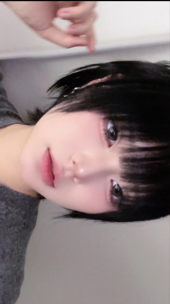 54__9m's tweet photo. 셀프로머리를조져놔서거의숏컷이던시절이잇엇지 https://t.co/nhV8XFWmUw