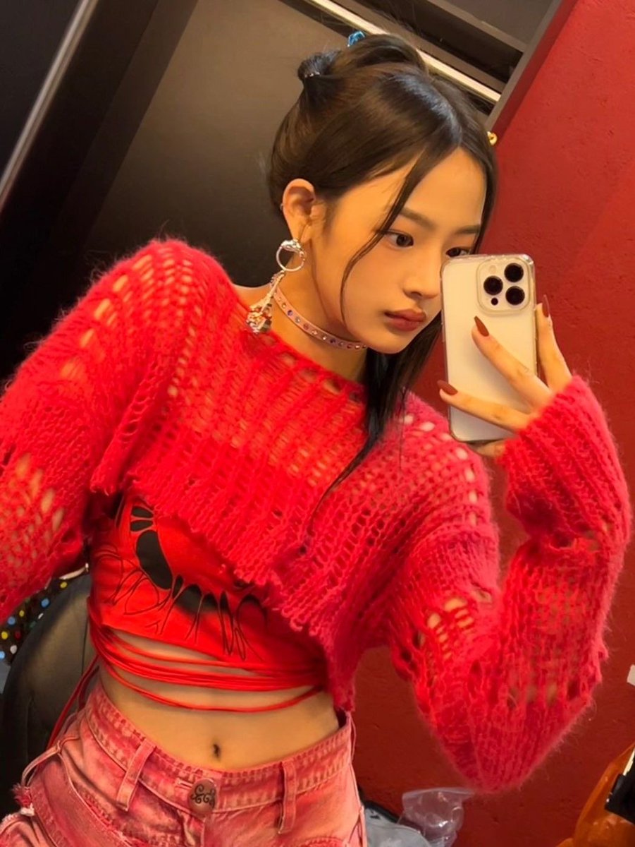 Mlinji's tweet photo. finding these in my drafts and honestly i just loved this full red look so much. it felt so cool and vibrant also please look at the tiny details on the necklace because i genuinely adore how it tied everything together! •ﻌ• https://t.co/j8RVvZLMFM
