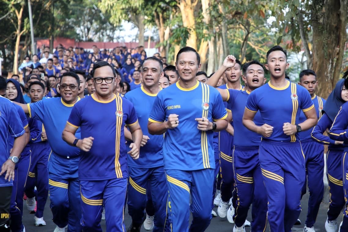 KemenkoInfra's tweet photo. AHY: Indonesia Tidak Hanya Membutuhkan Orang Pintar, Tetapi Orang Pintar yang Jujur

Jatinangor, 18 Juni 2026 - Bonus demografi sering disebut sebagai peluang emas yang akan menentukan masa depan Indonesia. Dalam beberapa dekade mendatang, generasi muda, khususnya generasi milenial dan Generasi Z, akan menjadi kelompok terbesar yang menggerakkan pemerintahan, ekonomi, dunia usaha, dan berbagai sektor strategis lainnya.

Namun bagi Menteri Koordinator Bidang Infrastruktur dan Pembangunan Kewilayahan Agus Harimurti Yudhoyono (AHY), jumlah penduduk usia produktif yang besar tidak otomatis menjadi jaminan keberhasilan bangsa.

Yang menentukan bukan sekadar jumlah manusia produktif, melainkan kualitas manusia yang dimiliki Indonesia.

#KemenkoInfrastruktur
#KemenkoInfra
#MenkoAHY
#InfrastrukturUntukSemua
#MemperkuatInfrastruktur
#MembangunEkonomi