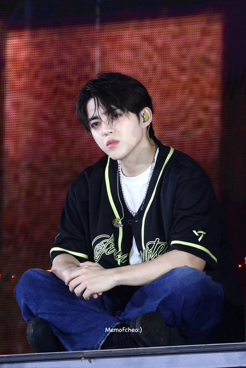 Memofcheol's tweet photo. 260621 10TH CARATLAND 

🖤💛

#SCOUPS #에스쿱스 #エスクプス 
#승철 #최승철 
#세븐틴 #SEVENTEEN
#CARATLAND https://t.co/6vjq8LUTvE