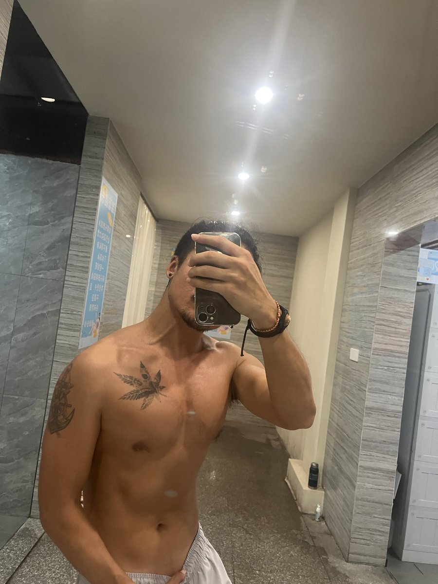 CharlesJiang05's tweet photo. Rate me https://t.co/ZewtEBtssP