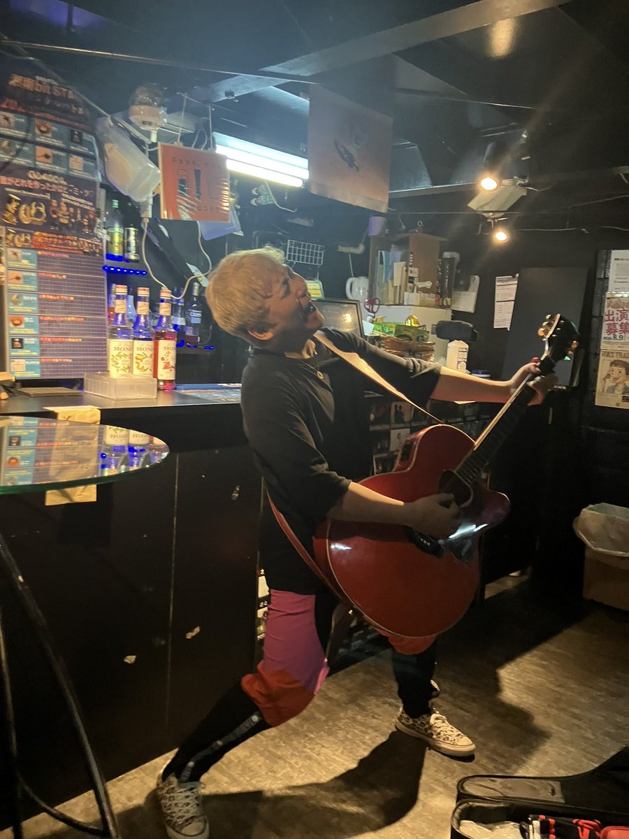 Ulailai's tweet photo. "HAPPY BIRTHDAY🚩"

またひとつ歳を重ねた

48歳

立派なおじさんのはずなんだけど

相変わらず歌のことばかり考えて
相変わらず次のLIVEを楽しみにしている

大人になったのか
なってないのかはよくわからない

とりあえず

日本一かわいいおじさんを目指して

これからもまだまだ唄って征くよ🏴‍☠️ https://t.co/Lg4u5noEjn