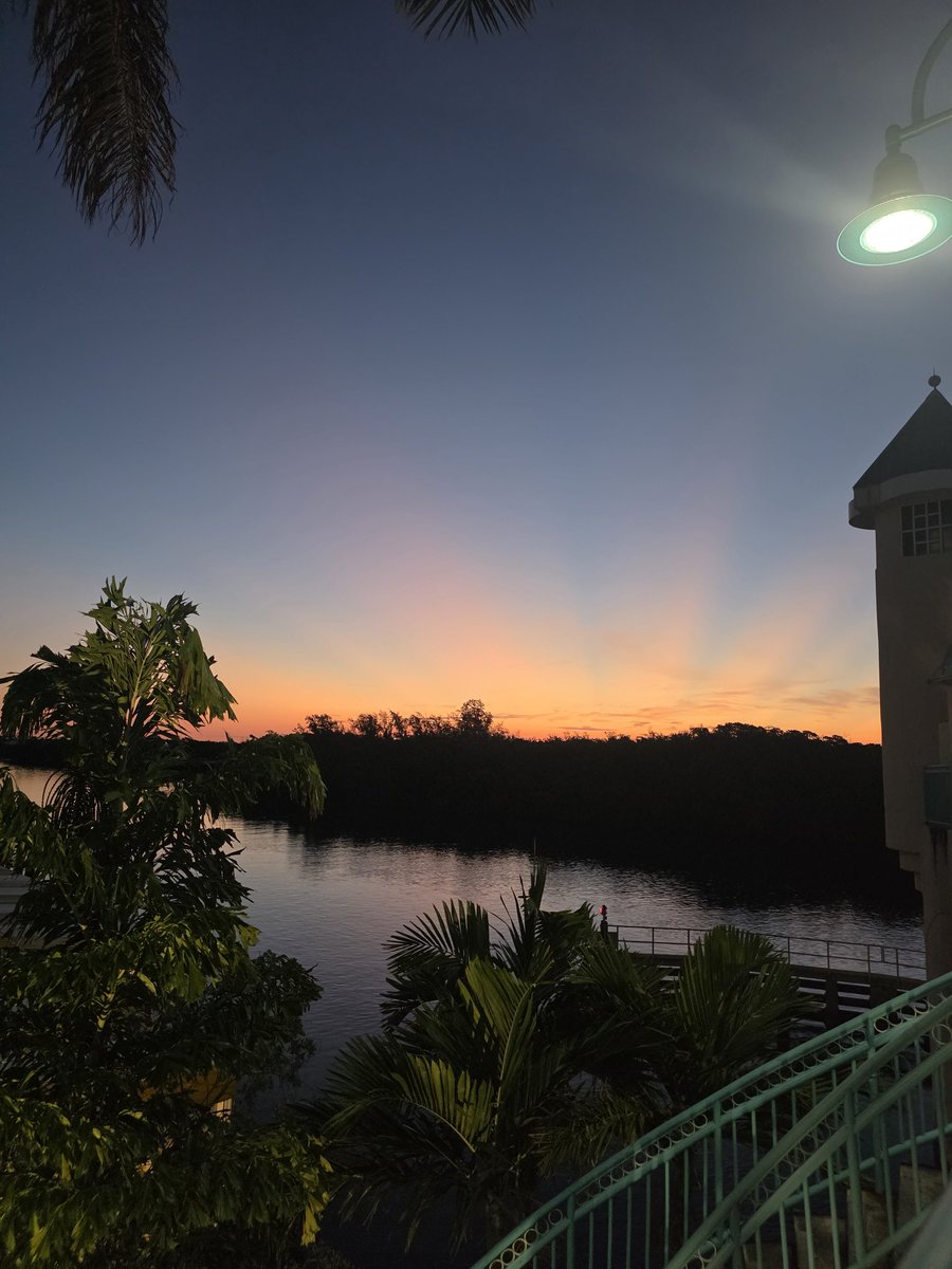 DanEBoy09's tweet photo. Beautiful crespucular rays to start off your Monday!  Ocean Ridge, FL.  #flwx @LoleskyWX @NWSMiami https://t.co/0h9l49GClu