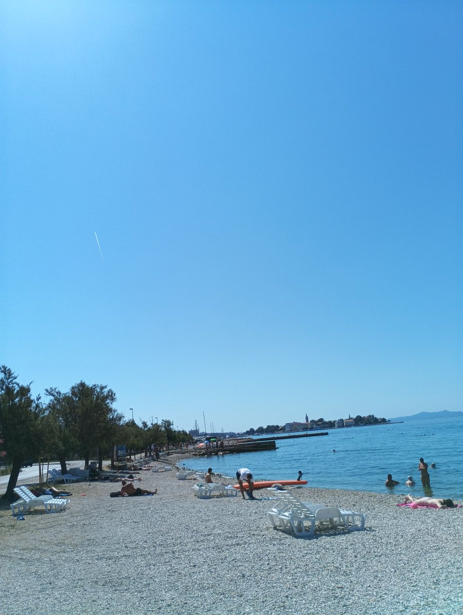 ZlaticaKralji2's tweet photo. Tko rano rani...uhvati mjesto u hladu 🏊🤽🌴🍀 Zadar ❤️ plaža USKOK 🏊 https://t.co/x2kRSwamso