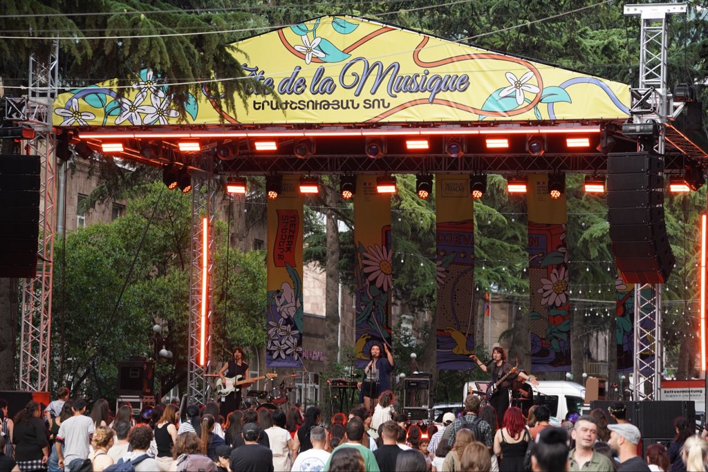 IFArmenie's tweet photo. 🎶 Merci Idjevan !

Hier soir, la Place des Fontaines a accueilli le concert en plein air organisé par l’IF pour la Fête de la musique. Merci à Bambir, principal groupe de la scène rock arménienne, à Tiezerk et au public venu nombreux partager cette belle soirée. 🇦🇲🇫🇷✨ https://t.co/j4DKKbPIDv