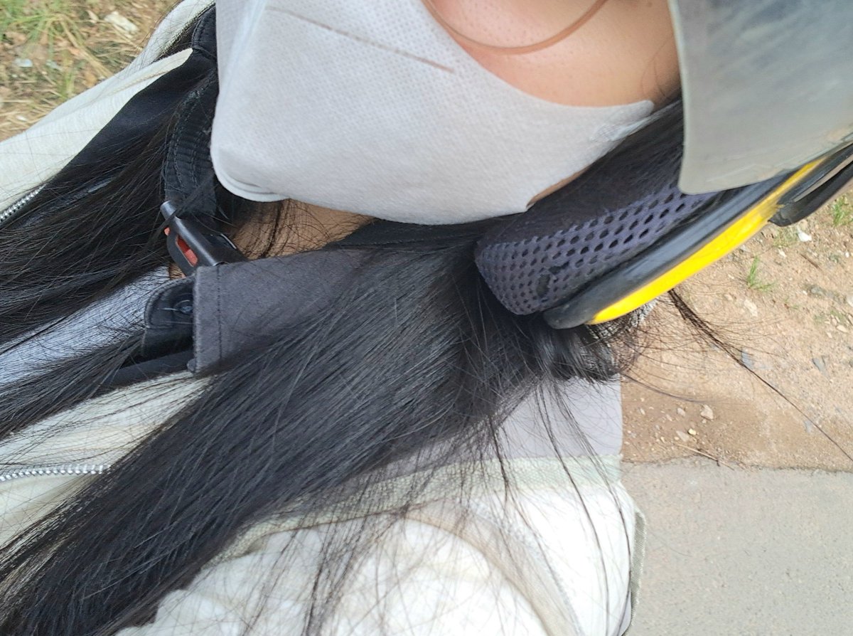 R1CING's tweet photo. masker + jaketan + kacamata + mata bengkak + bawa pakean satu kresek gede + bawa ransel GEUDEEEEEE 😭 kesannya kaya dicoret dari kk plis https://t.co/5MPsixjSh5
