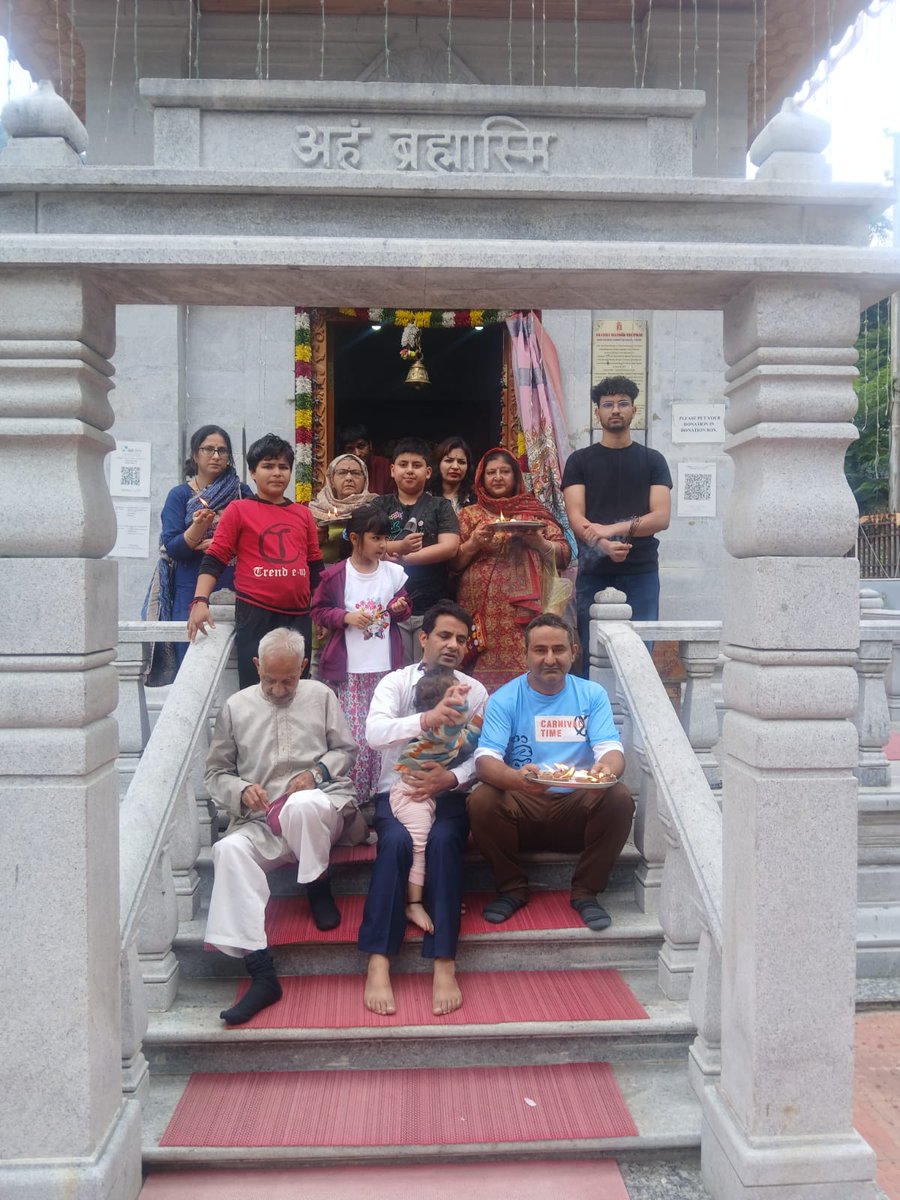 panditaAPMCC63's tweet photo. More kashmiri pandits pouring in at Sharda temple LoC Teetwal Kashmir 🍁 https://t.co/YWEaQzZTnc