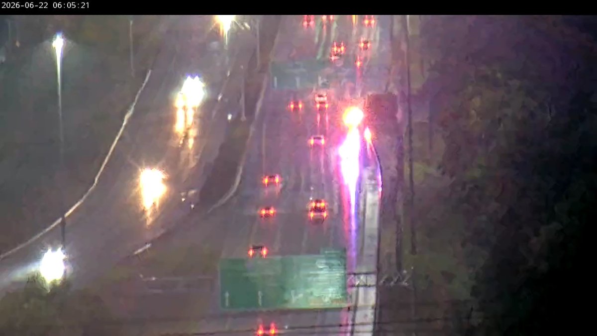 502Traffic's tweet photo. Accident I-64WB approaching Blankenbaker - use caution. https://t.co/F0XIzGTVNj