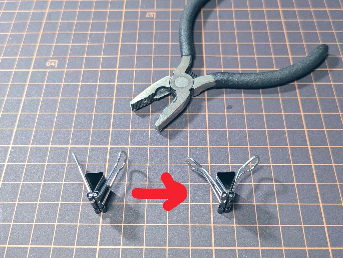 jackn_steelpoke's tweet photo. 【1枚目】
使うものは全部で4つ
(モンスターボール以外はDAISOさんで購入しました！)
①カーテンフック
(10個入りなので10個分作れます。透明の方が目立たなくて良いかも！)

②ダブルクリップ
(大きさは 小さすぎ無ければ問題ありません！画像2枚目を参考ください。もう少し大きいサイズでも良いかも)

③ペンチ

④モンコレシリーズのモンスターボール
(おもちゃ屋さんや家電量販のポケモンコーナーによく置いてあります。スーパーボールやハイパーボールもあります！) １個6~700円くらいです。

【3枚目】
ペンチで右のようにクリップを曲げてください！
(結構硬いです⚠️尖ってる部分もあるのでお子様用の場合は保護者の方が、十分に注意して ゆっくりとやってください！)

【4枚目(動画)】
クリップの高さがボールの高さになります。お好みの高さに調整して、先程曲げたクリップを取り付けてください。
フックにボールを引っ掛けて完成です！