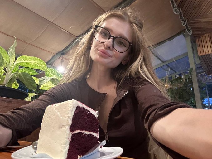 Alice Cookie - Who wants a bite? https://t.co/dz6VIThe3j