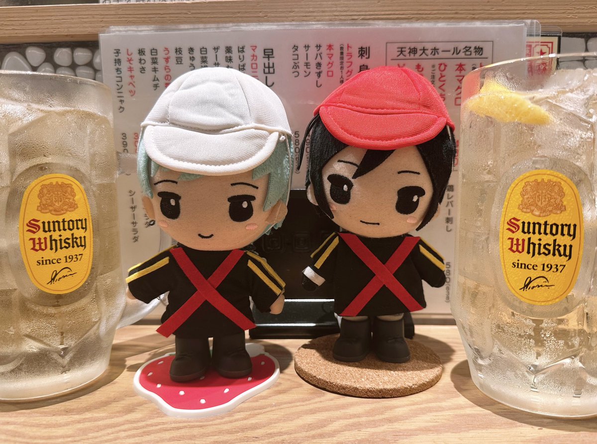 yagenui365's tweet photo. 6月半ば。いちぬいぼっとのいちぬいと一緒に宝塚記念を観に行ったぞ！いちぬいの大将が揃いの勝負服を作ってくれたおかげで良い写真も撮れたぜ。記念カップ付きドリンクに一時間並んだり、パドックを堪能したり、券売機で馬券買った瞬間に豪雨が始まったり……結果ボロ負けしたが楽しい一日だったぞ！ https://t.co/8cFrIrnBDE