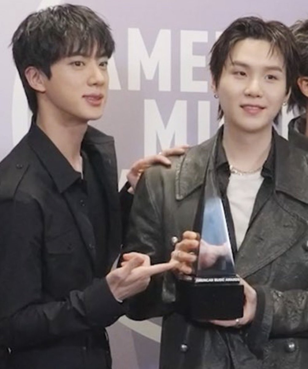 fishingyjin's tweet photo. Do Yoonjin know everytime they interact flowers bloom 🤧 https://t.co/C5TuHN8JpI