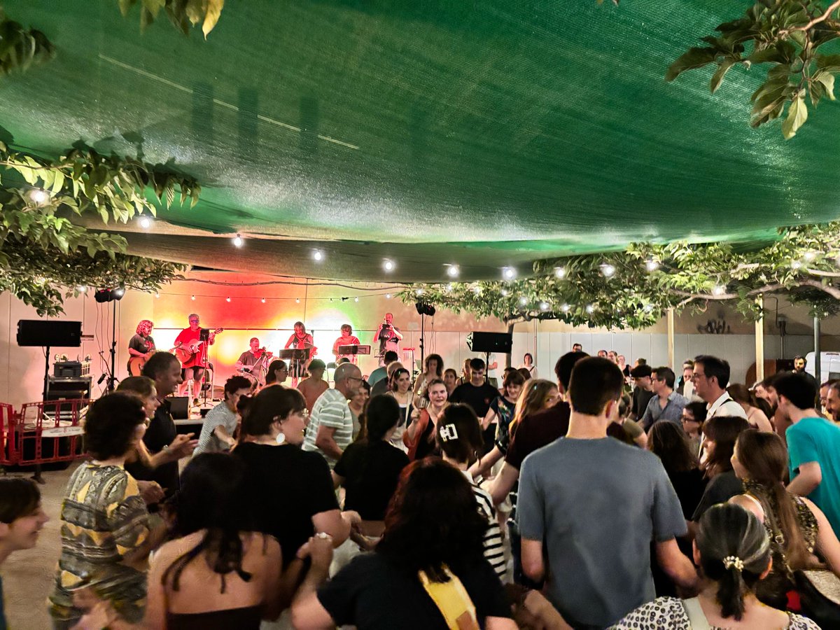 SenFaUna's tweet photo. Sempre és un plaer tocar a la Festa Major de l'@AVpobleSPere. Ens feu xalar veient a tothom ballar i gaudir de la festa! https://t.co/sEfD4D0AOp