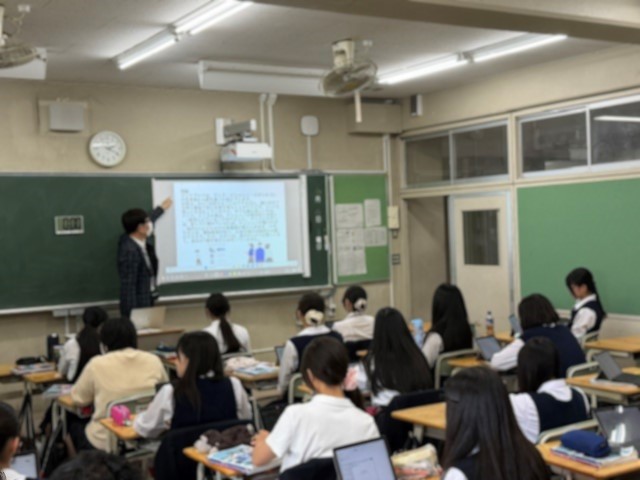 neritaka1964's tweet photo. １年生の公共の授業では、「限られた資源の配分」をテーマに、幸福・正義・公正といった価値観をもとに思考を深めました。「誰を雇用するか」という課題に対し、個人で判断した後、グループで意見を共有することで、同じ事例でも異なる価値基準が存在することに気づく場面が見られました。 https://t.co/cCuEUwme69