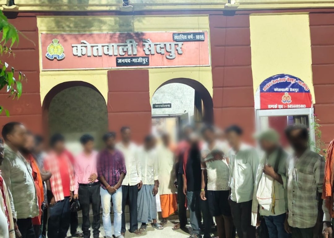 ghazipurpolice's tweet photo. 📢 सार्वजनिक स्थानों पर शराब का सेवन करने वालों के विरुद्ध जनपद गाजीपुर पुलिस की बड़ी कार्रवाई। 
 
👉तीन दिवसीय विशेष अभियान (19 जून से 21 जून 2026) में कुल 2,130 व्यक्ति पकड़े गए।
 👉हुड़दंग करने वाले 1,460 व्यक्तियों के विरुद्ध 34 पुलिस एक्ट / 292 बीएनएस (BNS) के तहत की गई विधिक कार्रवाई।

🔸 श्रीमान पुलिस अधीक्षक महोदय गाजीपुर के निर्देशन में समस्त सर्किलों ( नगर, भुड़कुड़ा, सैदपुर, कासिमाबाद, मुहम्मदाबाद, जमानिया) में चला सघन चेकिंग अभियान।

शासन की मंशानुसार और पुलिस महानिदेशक, उत्तर प्रदेश के आदेश के क्रम में, पुलिस अधीक्षक गाजीपुर के कुशल निर्देशन में जनपद गाजीपुर में अपराध की रोकथाम, कानून-व्यवस्था सुदृढ़ करने तथा विशेषकर महिलाओं व आम जनमानस की सुरक्षा के दृष्टिगत सार्वजनिक स्थानों पर शराब का सेवन करने वालों और हुड़दंगियों के खिलाफ दिनांक 19.06.2026 से 21.06.2026 तक तीन दिवसीय एक विशेष सघन अभियान चलाया गया।
इस अभियान के अंतर्गत जनपद के सभी शहरी और ग्रामीण क्षेत्रों के शराब के ठेकों, वाइन शॉप्स के आसपास, पार्कों, चौराहों और सड़कों के किनारे अवैध रूप से खुले में शराब पीने वाले तत्वों के विरुद्ध सभी क्षेत्राधिकारियों के नेतृत्व में थाना प्रभारियों द्वारा कड़ी कार्रवाई की गई।
 तीन दिवसीय अभियान की सर्किलवार विस्तृत रिपोर्ट:
 1. नगर सर्किल (थाना कोतवाली, करण्डा, जंगीपुर, रामपुरमाँझा):* 
 पकड़े गए व्यक्तियों की कुल संख्या: 298 व्यक्ति
34 पुलिस एक्ट / 292 बीएनएस के तहत कार्रवाई: 89 व्यक्ति
दी गई चेतावनी: 209 व्यक्ति
2 *. भुड़कुड़ा सर्किल (थाना भुड़कुड़ा, शादियाबाद, नंदगंज, दुल्लहपुर):* 
पकड़े गए व्यक्तियों की कुल संख्या: 385 व्यक्ति
34 पुलिस एक्ट / 292 बीएनएस के तहत कार्रवाई: 182 व्यक्ति
दी गई चेतावनी: 203 व्यक्ति
 *3. सैदपुर सर्किल (थाना सैदपुर, सादात, खानपुर, बहरियाबाद):* 
पकड़े गए व्यक्तियों की कुल संख्या: 175 व्यक्ति
34 पुलिस एक्ट / 292 बीएनएस के तहत कार्रवाई: 175 व्यक्ति
दी गई चेतावनी: 0 (सभी के विरुद्ध पूर्ण कार्रवाई की गई)
 *4. ग्रामीण क्षेत्र - कासिमाबाद सर्किल (थाना कासिमाबाद, नोनहरा, मरदह, बिरनों):* 
पकड़े गए व्यक्तियों की कुल संख्या: 100 व्यक्ति
34 पुलिस एक्ट / 292 बीएनएस के तहत कार्रवाई: 203 व्यक्ति (पुराने मामलों सहित)
दी गई चेतावनी: 127 व्यक्ति
 *5. ग्रामीण क्षेत्र - मुहम्मदाबाद सर्किल (थाना मुहम्मदाबाद, भँवरकोल, करीमुद्दीनपुर, बरेसर):* 
पकड़े गए व्यक्तियों की कुल संख्या: 344 व्यक्ति
34 पुलिस एक्ट / 292 बीएनएस के तहत कार्रवाई: 130 व्यक्ति
दी गई चेतावनी: 223 व्यक्ति
 *6. ग्रामीण क्षेत्र - जमानिया सर्किल (थाना जमानिया, दिलदारनगर, गहमर, सुहवल, रेवतीपुर, नगसर हाल्ट):* 
पकड़े गए व्यक्तियों की कुल संख्या: 756 व्यक्ति
34 पुलिस एक्ट / 292 बीएनएस के तहत कार्रवाई: 536 व्यक्ति
दी गई चेतावनी: 220 व्यक्ति
 *सम्पूर्ण जनपद की कुल स्थिति (Grand Total):* 
तीन दिनों में कुल पकड़े गए संदिग्ध/हुड़दंगी: 2,130 व्यक्ति
कुल चालान (34 पुलिस एक्ट/292 BNS): 1,460 चालान
 *कुल दी गई चेतावनी:* 670 व्यक्ति
 *पुलिस की अपील एवं चेतावनी:* 
गाजीपुर पुलिस आम जनता और विशेषकर युवाओं से अपील करती है कि सार्वजनिक अनुशासन का पालन करें। सड़कों, सार्वजनिक पार्कों या वाहनों के भीतर मदिरापान करना कानूनन अपराध है। कानून व्यवस्था को प्रभावित करने वाले और महिला सुरक्षा में बाधा उत्पन्न करने वाले अराजक तत्वों के विरुद्ध जनपद गाजीपुर पुलिस का यह सख्त अभियान आगे भी निरंतर जारी रहेगा।
 
@Uppolice @adgzonevaranasi @IgRangeVaranasi
