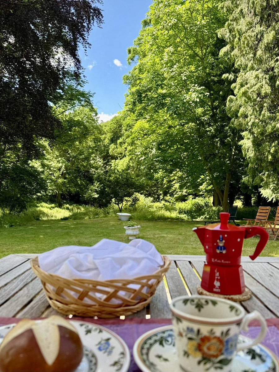GrafTypo's tweet photo. Spätes Frühstück mit der Gattin @kittykoma und Gartenblick. Beginnen wir die Woche ganz entspannt. https://t.co/oqNXn5BLVN
