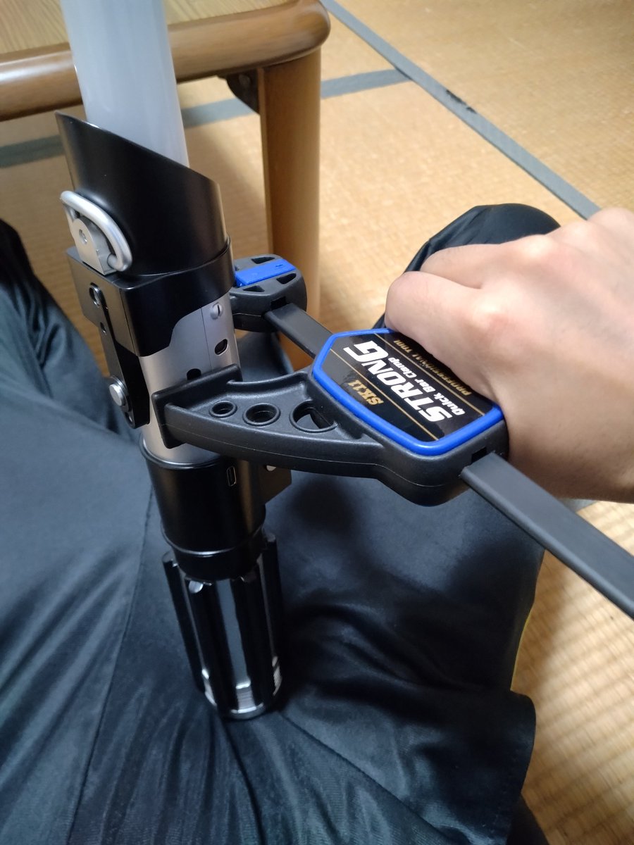 Xin_koukensi's tweet photo. ZDTOYSのライトセーバー実験記録③

強度について
ブレード→カスタムライトセーバーと同等。
ヒルト→クランプで70kgの圧力を掛けても破損しない。
力加減を守ればスピンやチャンバラでも全然遊べます。

ただ底部蓋がネジ止めではない為、テープ等で外れ止め処置が必要です。

動画:@BeaconSdSchool https://t.co/XNcREhU8sO