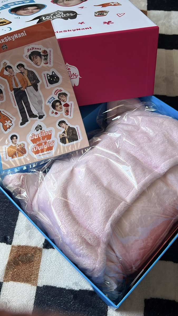 introvertkaidee's tweet photo. 📌 พร้อมส่งค่าา ชิ้นละ 500 ส่งฟรี ‼️
ของใหม่ ไม่เคยผ่านการใช้งานนะคะ 

- ผ้าห่มนานิ (แถม ✨ สติ้กเกอร์+กล่อง)
- Silicone mini pouch Neona เป๋านีออนน่า

พร้อมโอนคุยกันได้ พต. Dm ได้เลยน๊าา 🙇🏻‍♀️
 #ตลาดนัดสกายนานิ #ตลาดนัดgmmtv https://t.co/Seq3yulBp7