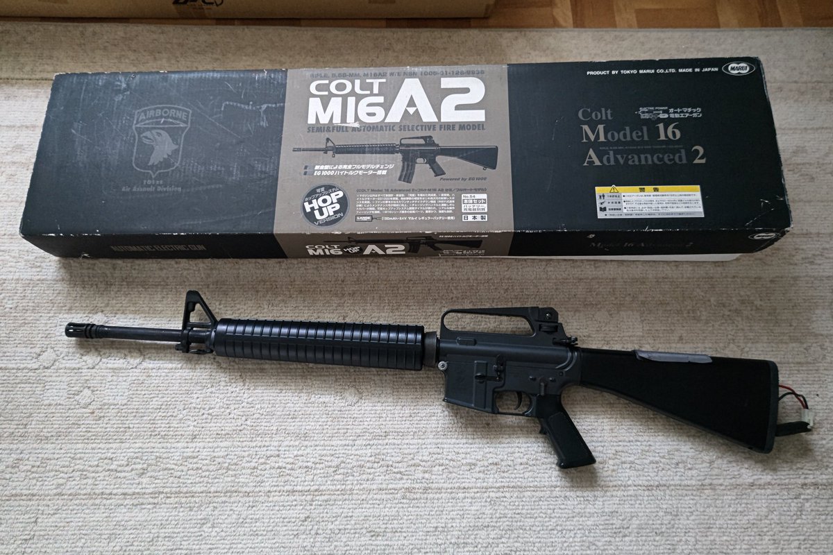azzt231's tweet photo. オークションで落札したジャンク品(動作未確認)のm16a2…バッテリーを繋いだら、一応動きました。動かなくても、直して使用する予定なので、問題なし。
まずは、全てバラして洗浄して内部の状態を確認します。 https://t.co/vwmfsoPC3n
