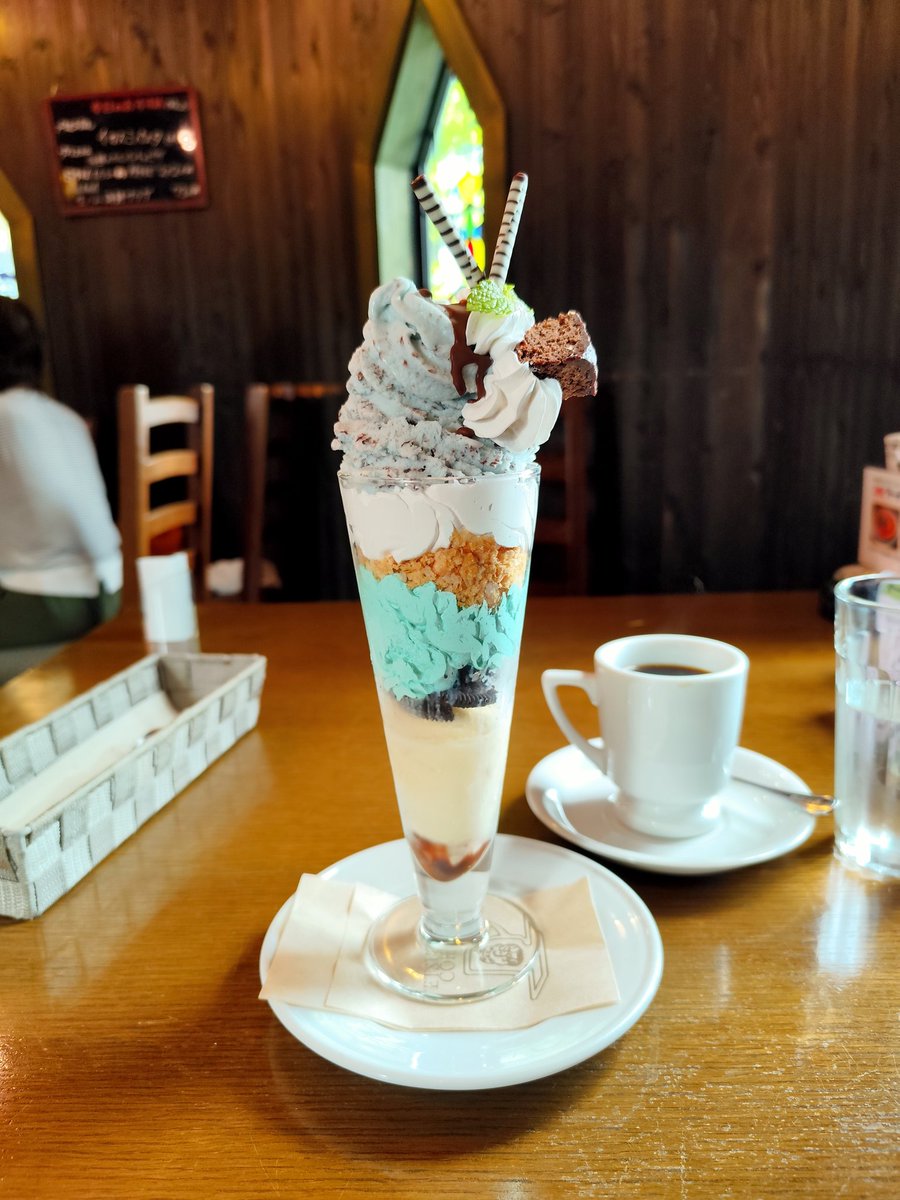 capa_blood's tweet photo. チョコミントパフェ食べた！ https://t.co/bRp6PGr4y3