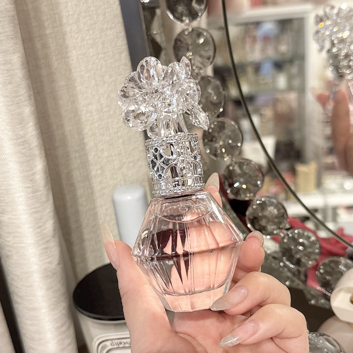 mochi__cosme's tweet photo. ロングヘアの女の子は髪の毛からふわっといい香りがするのが1番モテます。絶対に。断言できる。ヘアミストが優勝。 https://t.co/KDGZ8fYPKS
