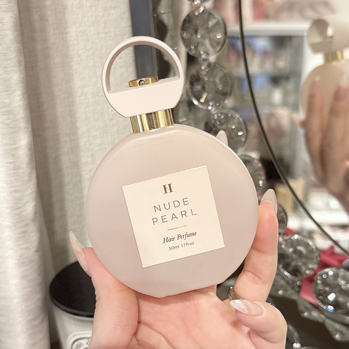 mochi__cosme's tweet photo. ロングヘアの女の子は髪の毛からふわっといい香りがするのが1番モテます。絶対に。断言できる。ヘアミストが優勝。 https://t.co/KDGZ8fYPKS