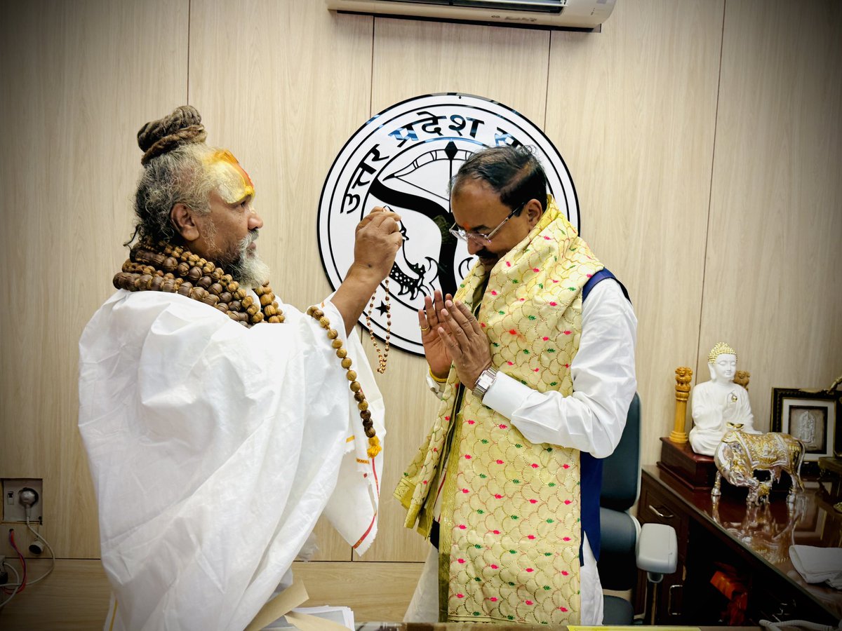 computerbaba3's tweet photo. लखनऊ प्रवास के दौरान उत्तर प्रदेश के यशस्वी, कर्मयोगी एवं जनप्रिय उपमुख्यमंत्री श्री @kpmaurya1  जी से आत्मीय भेंट कर उन्हें पर्यावरण संरक्षण एवं हरित भारत के संकल्प के प्रतीक स्वरूप पौधा भेंट किया।

#GreenIndia #SocialService #DharmAurSanskriti https://t.co/lk4aGXSo1l